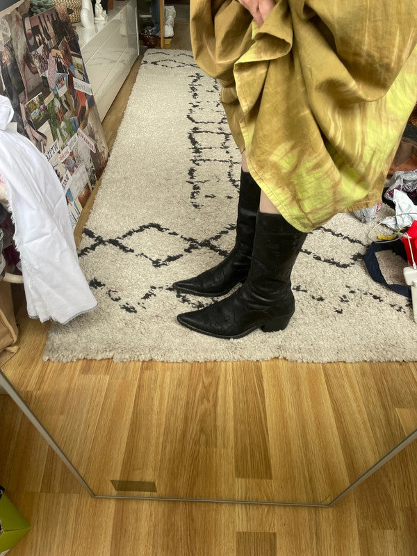 Vintage black cutout leather cowboy western boot with block heel in size 5. Western, work, boho, festival vibes.