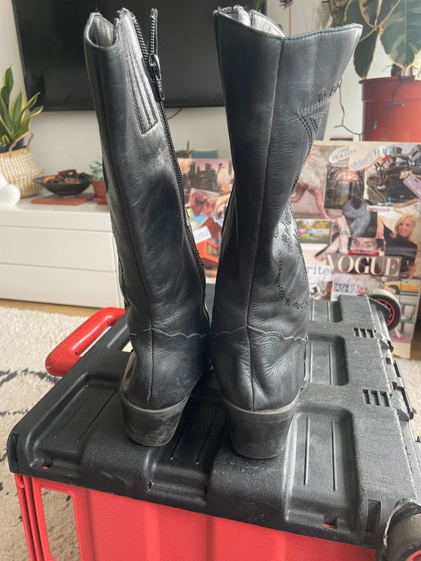 Vintage black cutout leather cowboy western boot with block heel in size 5. Western, work, boho, festival vibes.