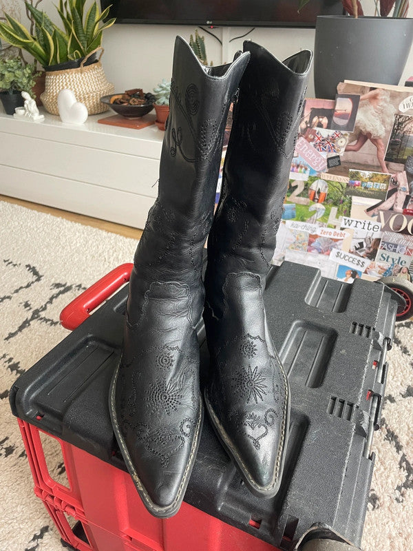 Vintage black cutout leather cowboy western boot with block heel in size 5. Western, work, boho, festival vibes.