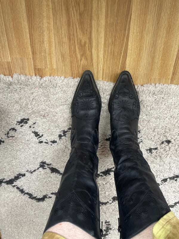 Vintage black cutout leather cowboy western boot with block heel in size 5. Western, work, boho, festival vibes.